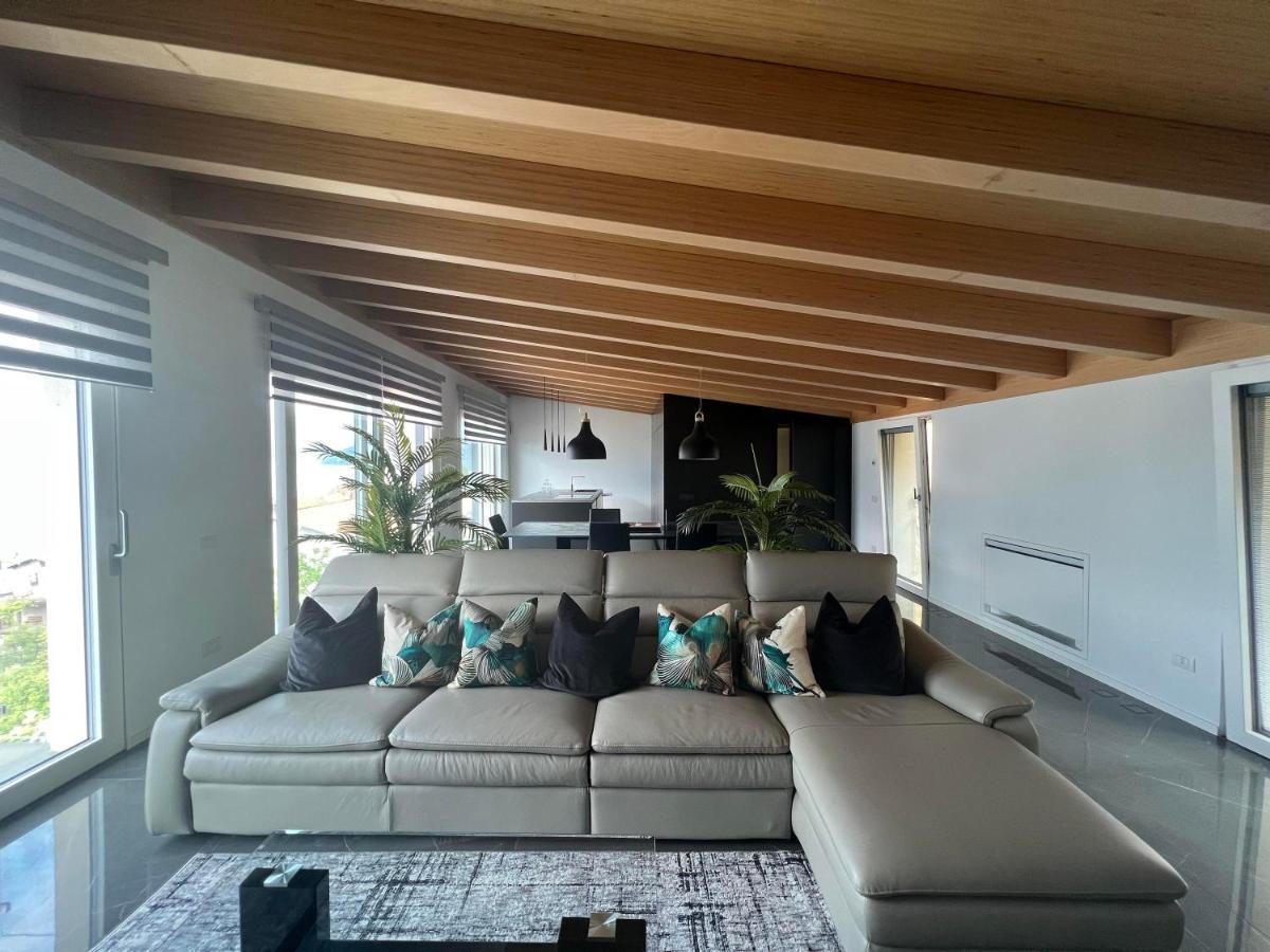 Luxury Lakefront Penthouse Лезено Экстерьер фото