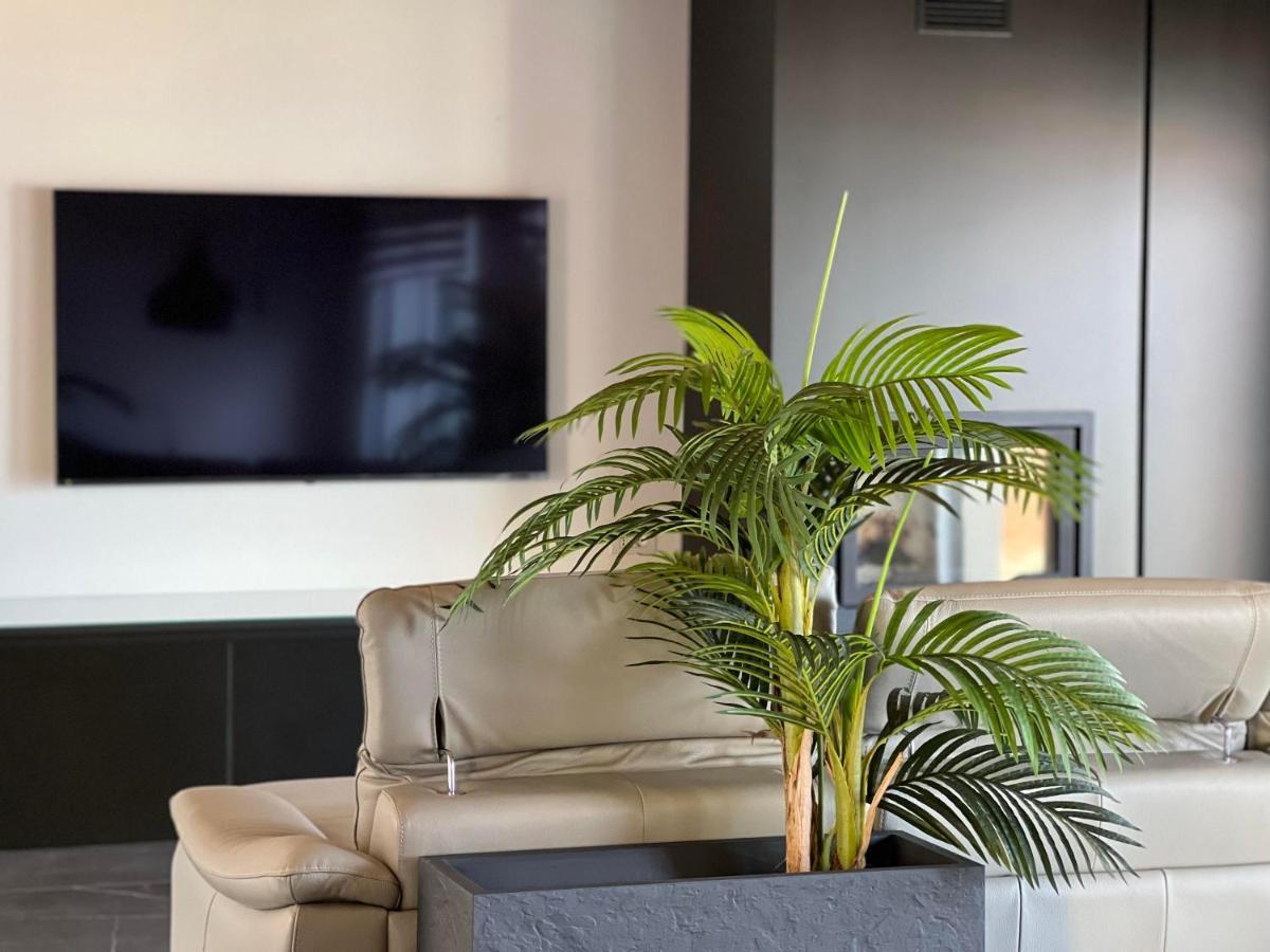 Luxury Lakefront Penthouse Лезено Экстерьер фото
