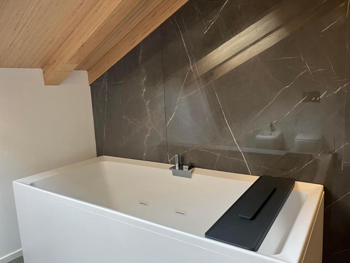 Luxury Lakefront Penthouse Лезено Экстерьер фото