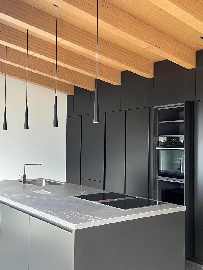 Luxury Lakefront Penthouse Лезено Экстерьер фото