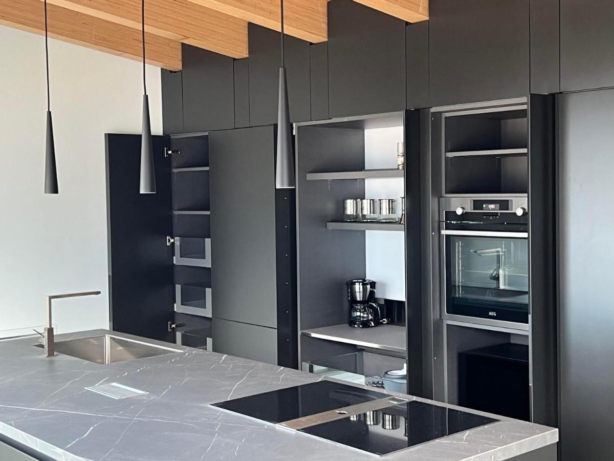 Luxury Lakefront Penthouse Лезено Экстерьер фото