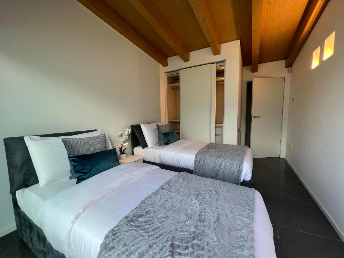 Luxury Lakefront Penthouse Лезено Экстерьер фото