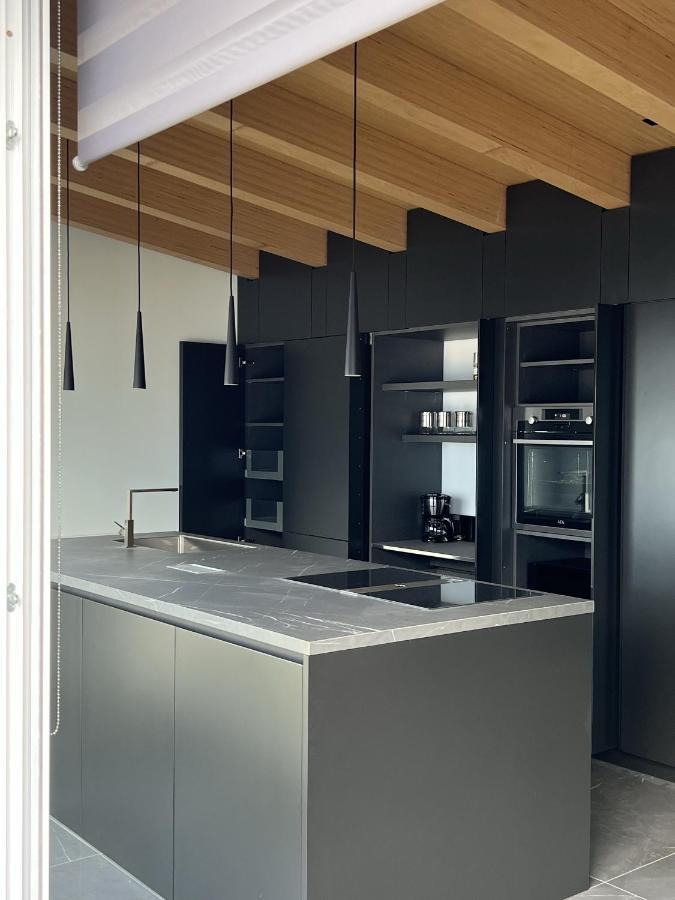Luxury Lakefront Penthouse Лезено Экстерьер фото