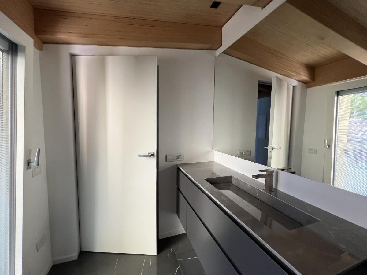 Luxury Lakefront Penthouse Лезено Экстерьер фото