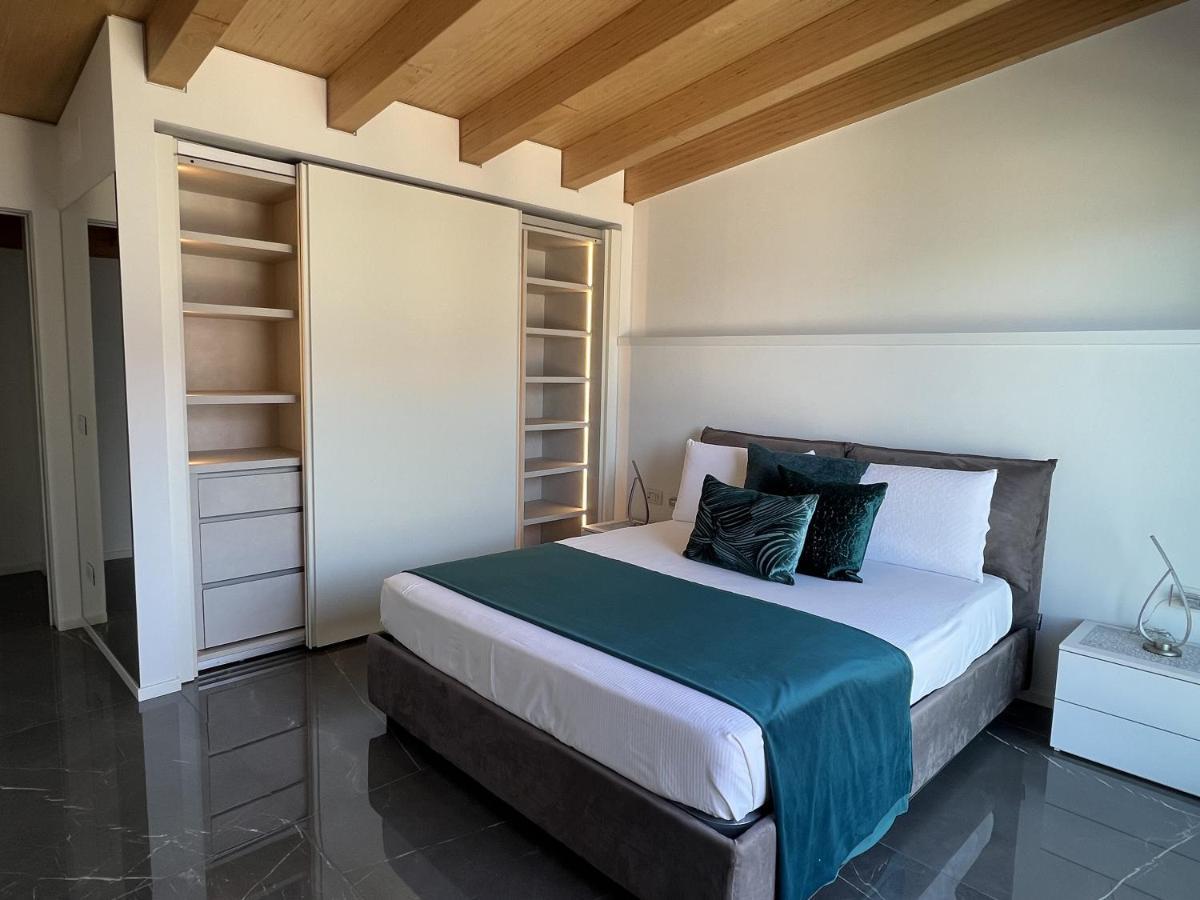 Luxury Lakefront Penthouse Лезено Экстерьер фото