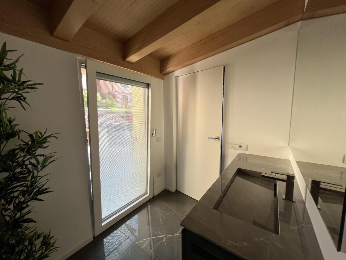 Luxury Lakefront Penthouse Лезено Экстерьер фото